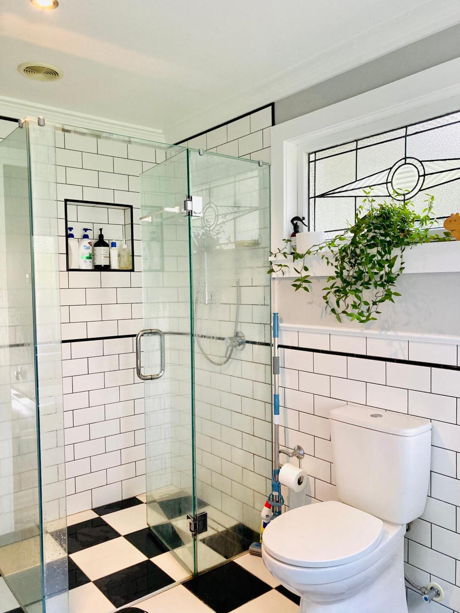Spacious And Sunny Master Bedroom With Shared Bathrooms Auckland Exteriör bild