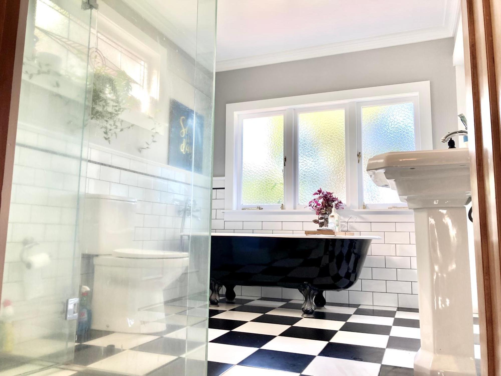 Spacious And Sunny Master Bedroom With Shared Bathrooms Auckland Exteriör bild