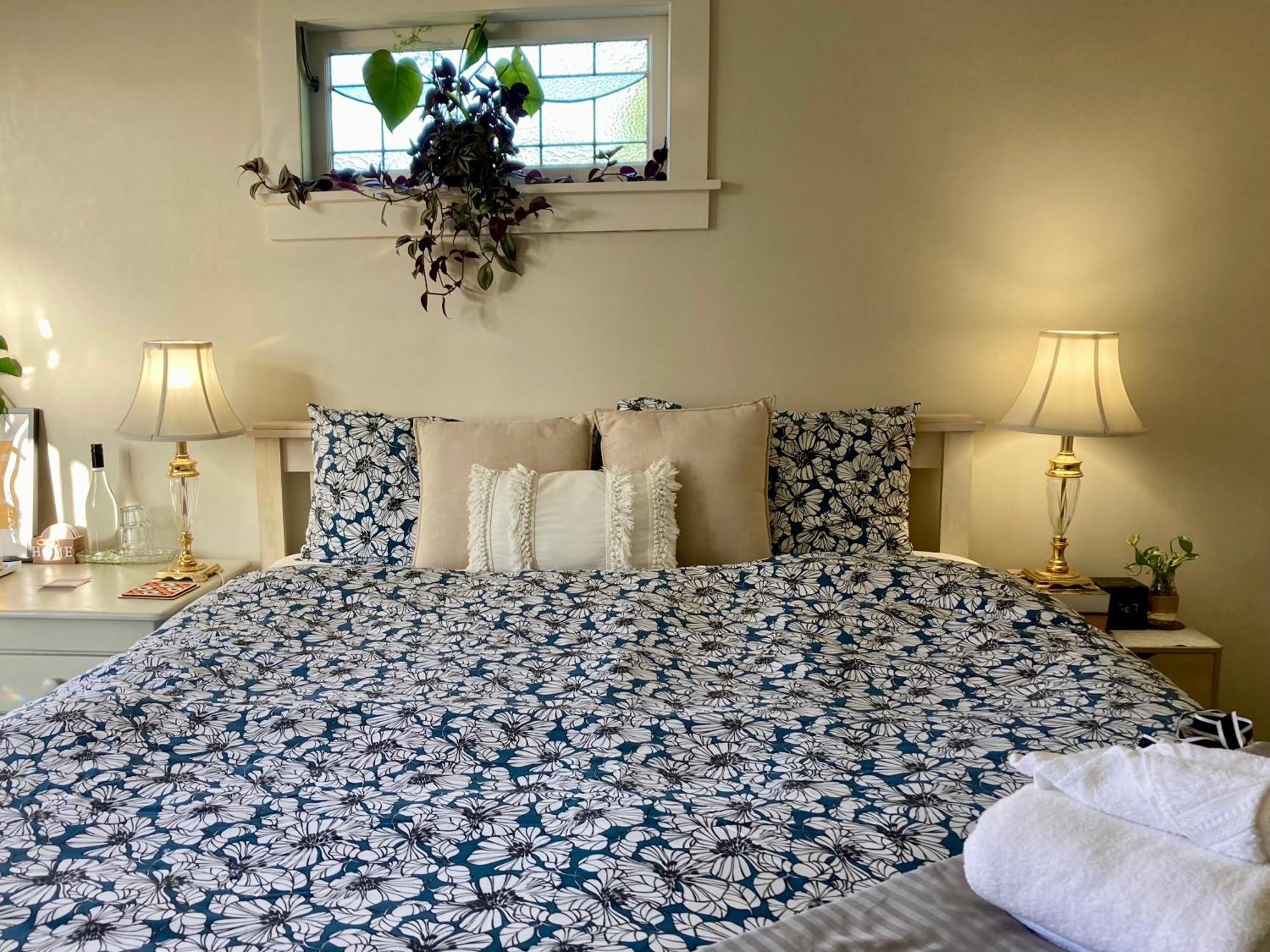 Spacious And Sunny Master Bedroom With Shared Bathrooms Auckland Exteriör bild
